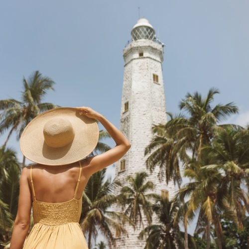 Woman,Traveler,In,Dress,And,Hat,In,Front,Of,Famous